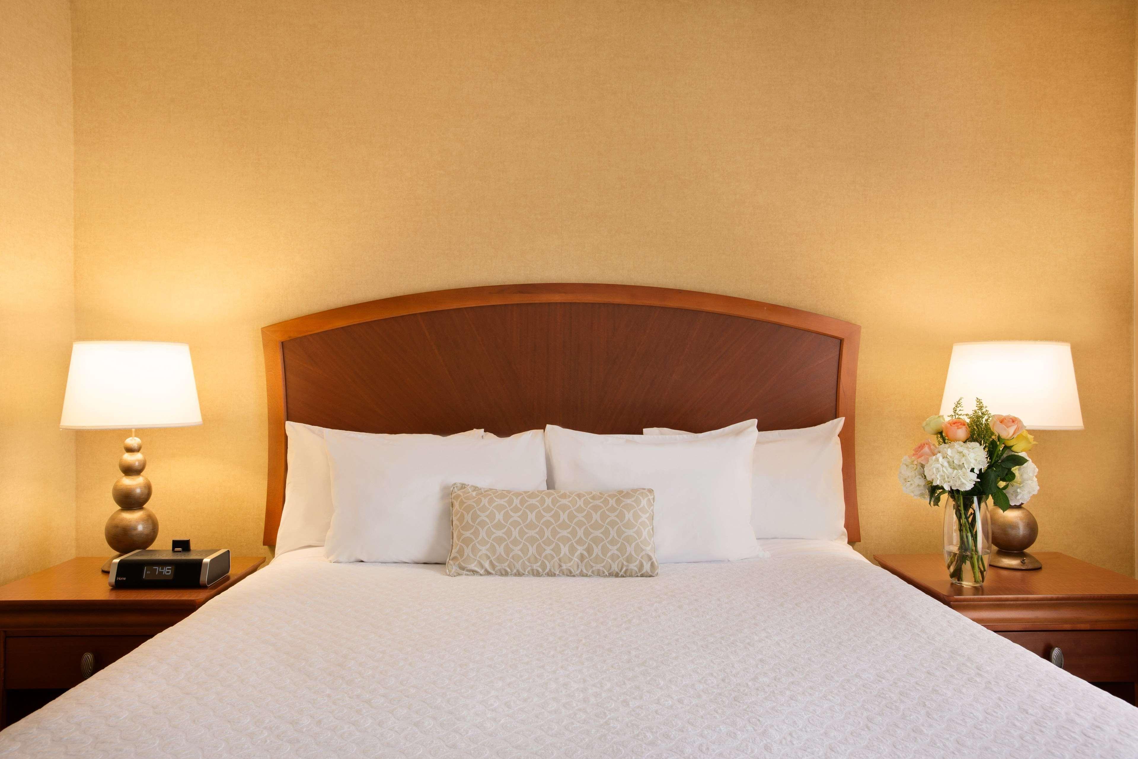 Embassy Suites By Hilton Greensboro Airport Экстерьер фото
