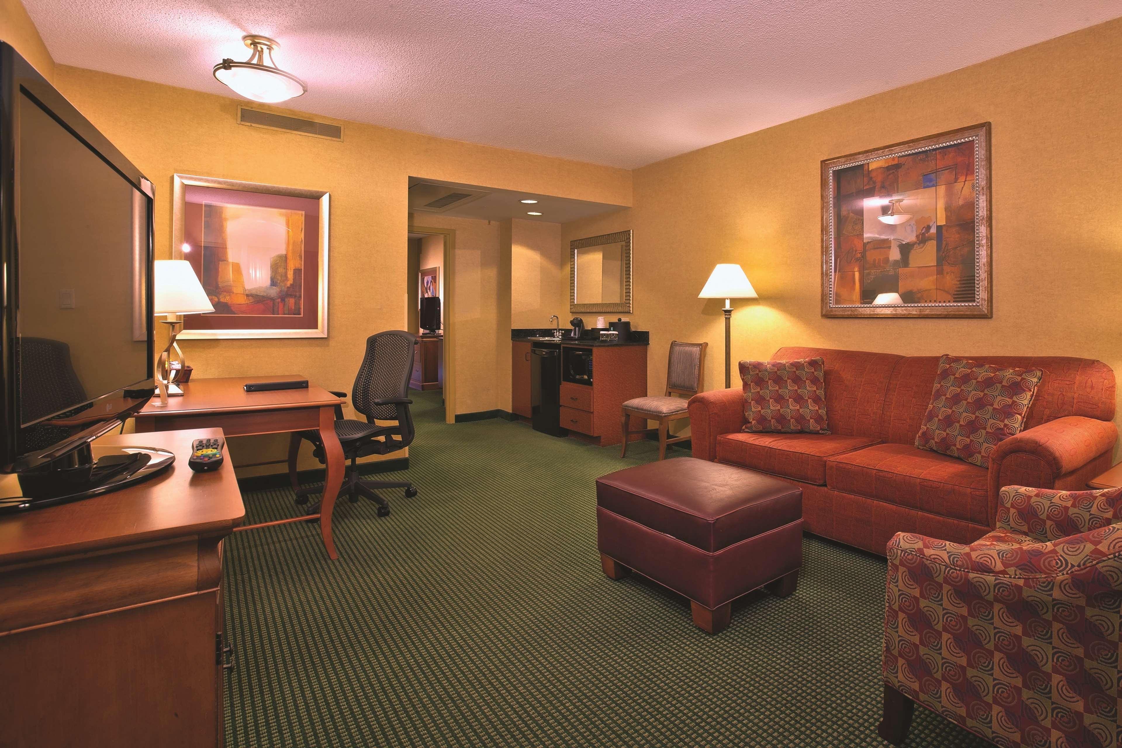Embassy Suites By Hilton Greensboro Airport Экстерьер фото