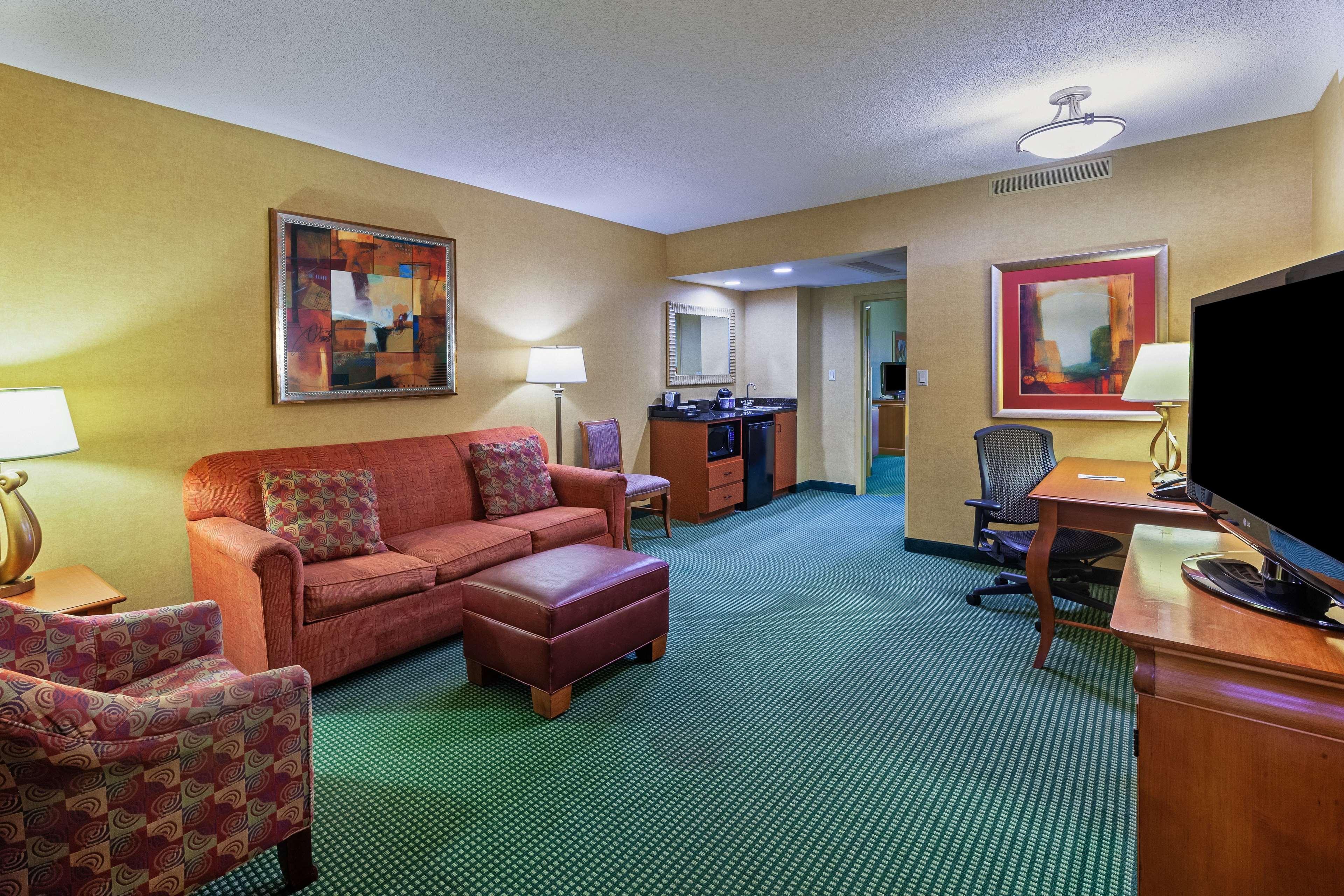 Embassy Suites By Hilton Greensboro Airport Экстерьер фото