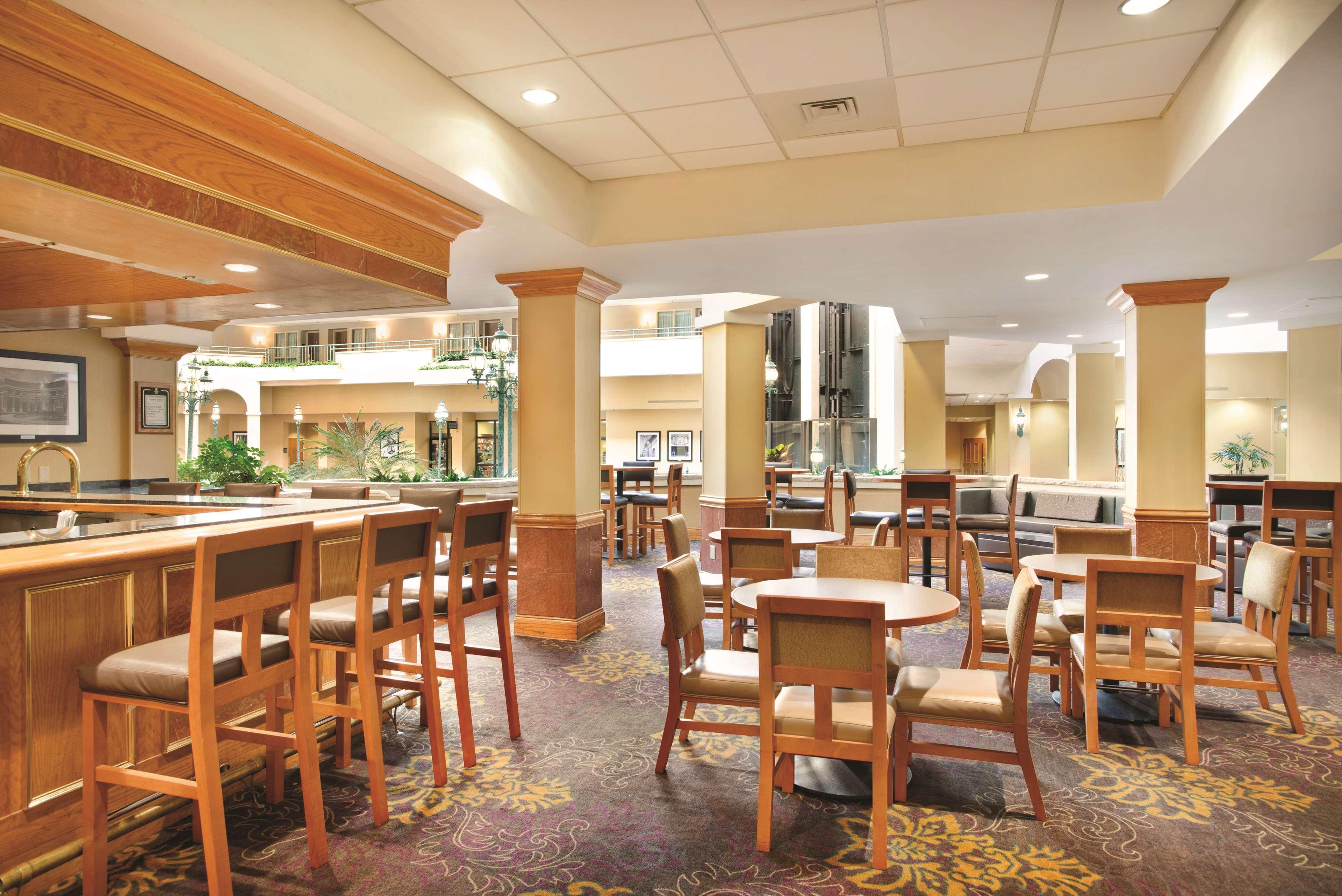 Embassy Suites By Hilton Greensboro Airport Экстерьер фото