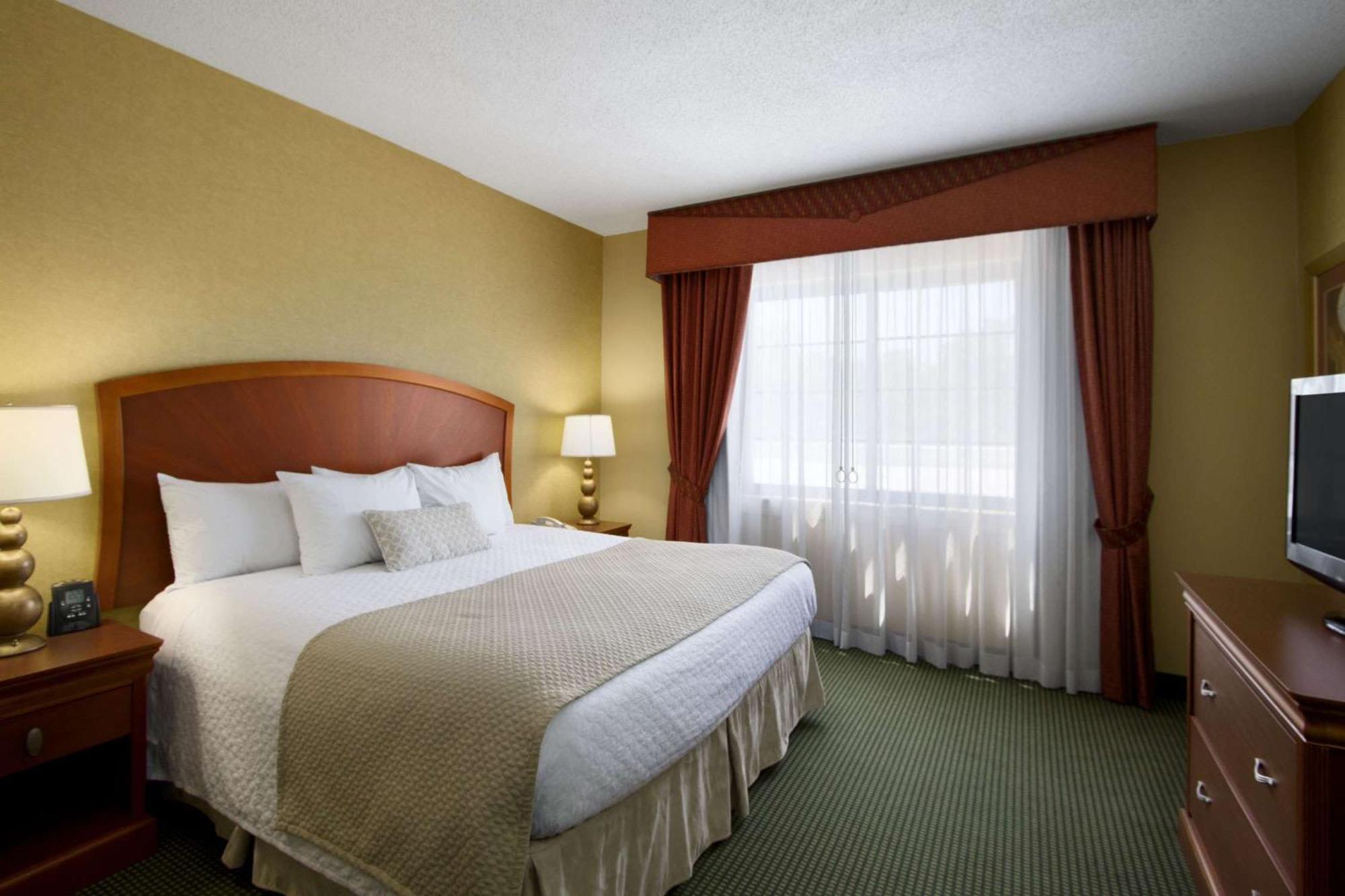 Embassy Suites By Hilton Greensboro Airport Экстерьер фото