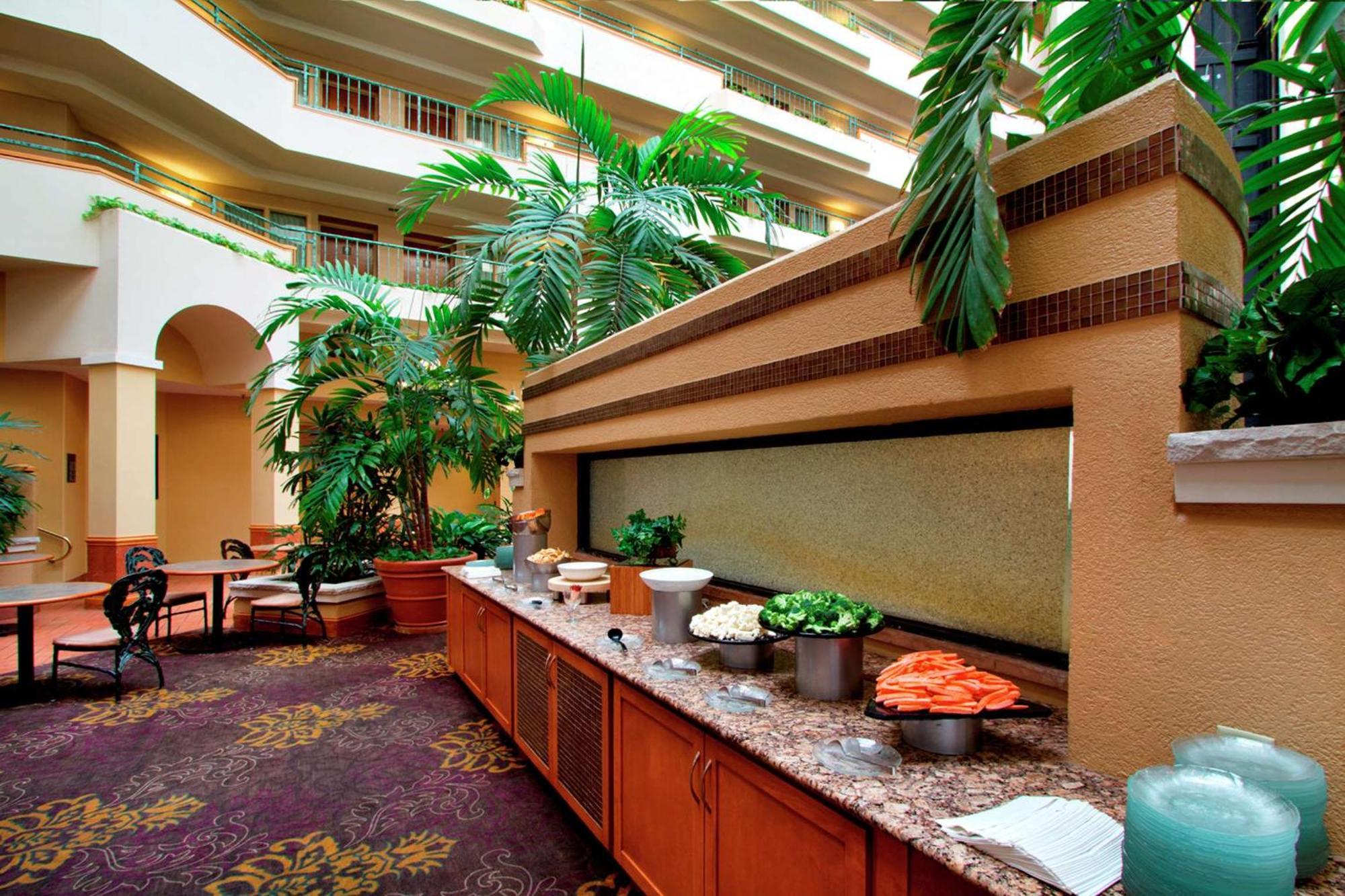 Embassy Suites By Hilton Greensboro Airport Экстерьер фото